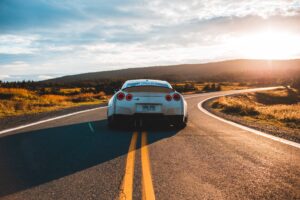 夕陽に向かって走っているスポーツカー