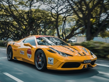走行中のオレンジ色フェラーリ。レーシング仕様
